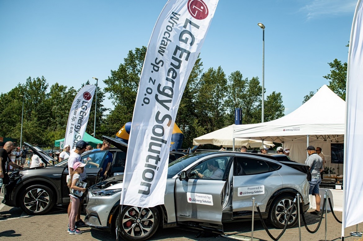 lg-energy-solution-hits-the-track-to-present-better-future-at-ev-experience-powered-by-lg-energy-solution-wroclaw_4.jpg