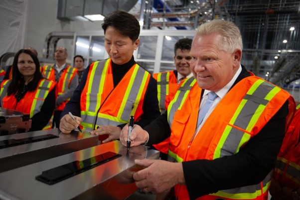 Danies HS Lee (left) and Premier Ford (right)
signed their names on the first EV battery module produced at the NextStar Energy plant.