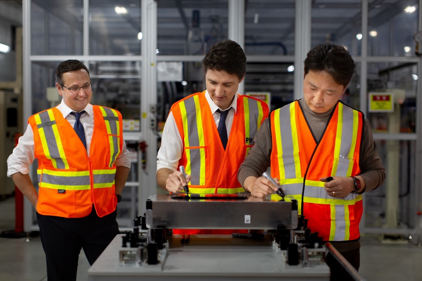 Prime Minister Trudeau (center) met Danies HS Lee (right) and signed their names on the first EV
battery module produced at the NextStar Energy plant.