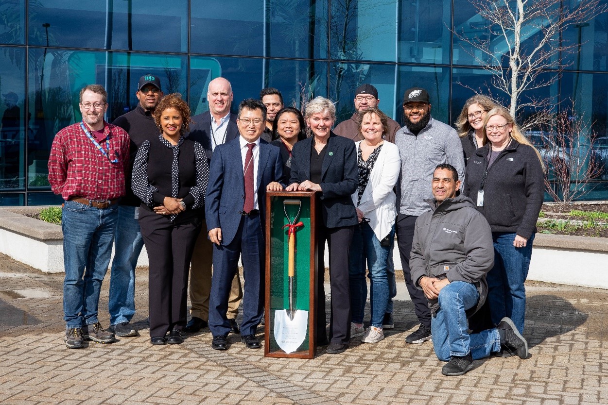 Charles Hyun (left from the spade), Secretary Granholm (right from the spade), and LG Energy Solution Michigan’s employees (Source: LG Energy Solution Michigan)