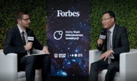 Yong Girl Lee, Director of External Relations at LG Energy Solution Wroclaw (right) and Aleksander Fedoruk, journalist of Forbes Polska (Source: Forbes Polska)