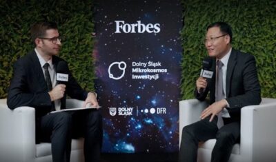 Yong Girl Lee, Director of External Relations at LG Energy Solution Wroclaw (right) and Aleksander Fedoruk, journalist of Forbes Polska (Source: Forbes Polska)