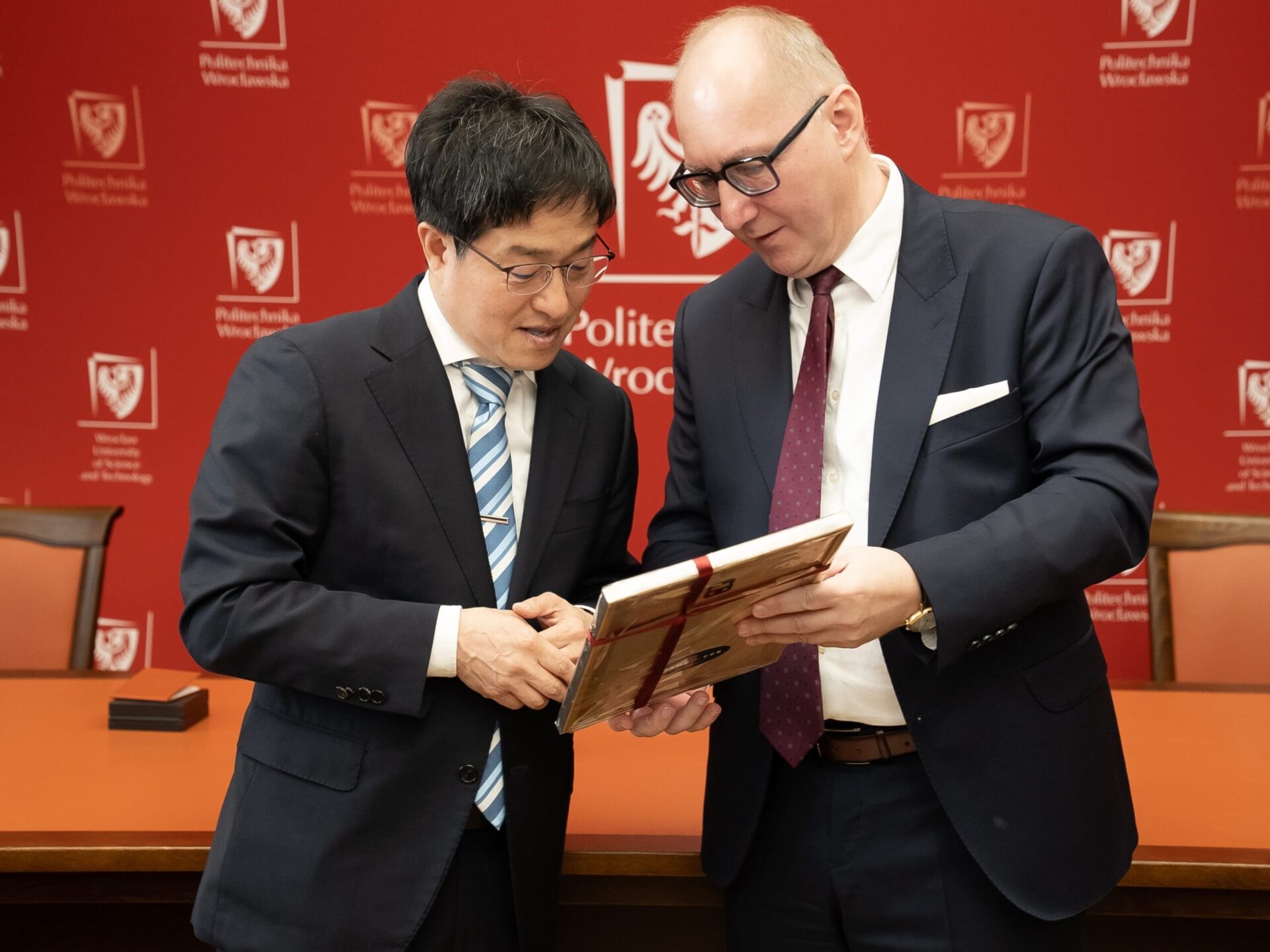 From second left: Jangha Lee, President of LG Energy Solution Wroclaw; Professor Waldemar Rebizant, Dean of Electrical Engineering; and Professor Arkadiusz Wojs, Rector of Wroclaw University of Science and Technology (Source: LG Energy Solution Wroclaw)