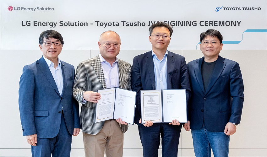 Toshimitsu Imai, CEO of Toyota Tsusho, Masaharu Katayama, COO of Toyota Tsusho, CChang Beom Kang, CSO of LG Energy Solution, and David Kim, CEO of LG Energy Solution