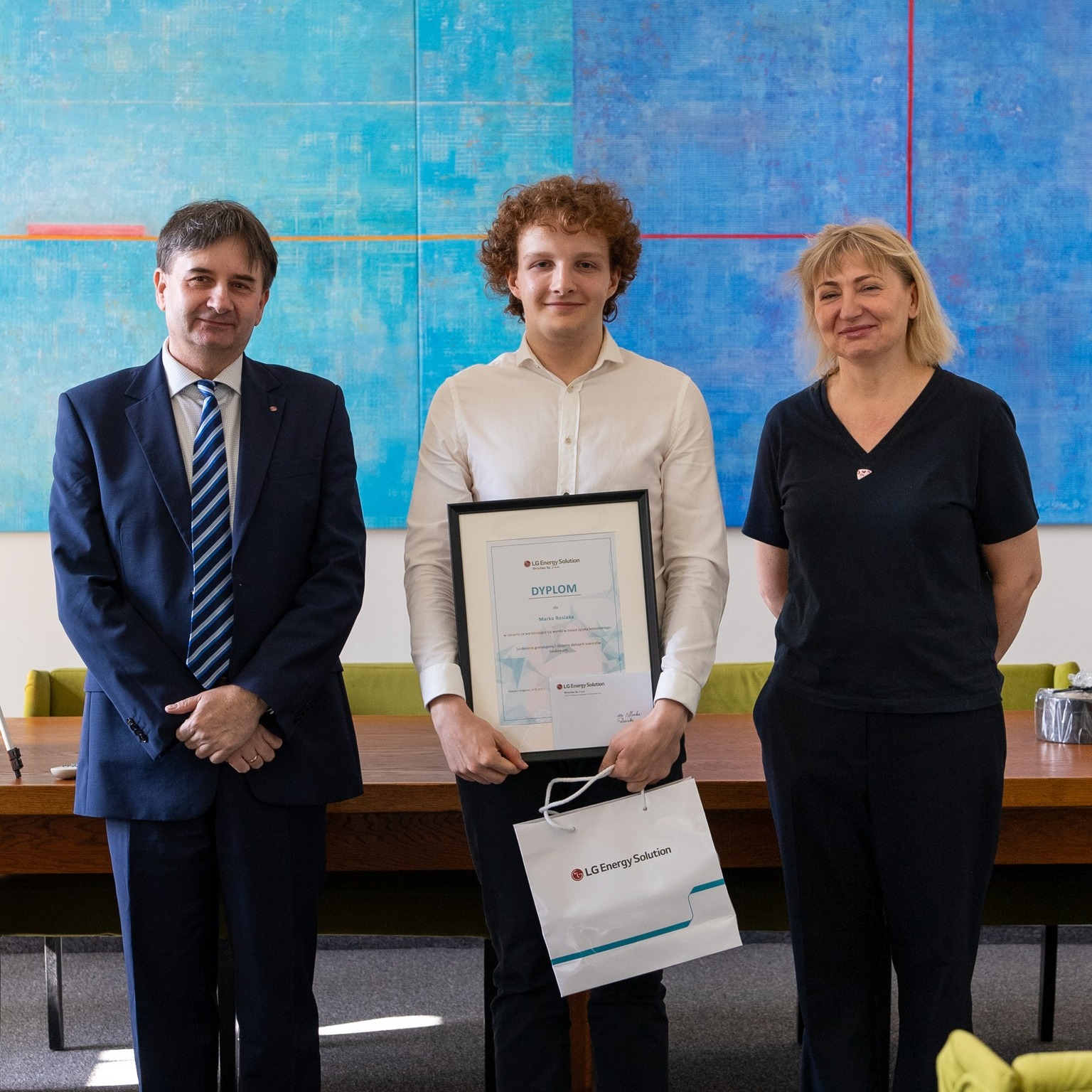 Piotr Blachura (left), HR Director at LG Energy Solution Wroclaw, awarding a Korean Studies student at the local university (Source: LG Energy Solution Wroclaw Facebook)