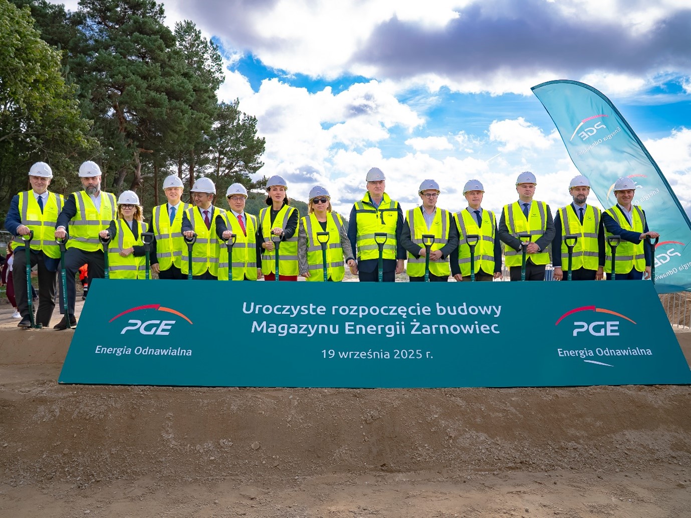 Ceremonial commencement of the construction of the Zarnowiec Energy Warehouse – representatives of PGE Energia Odnawialna, LG Energy Solution Wroclaw and local and public administration