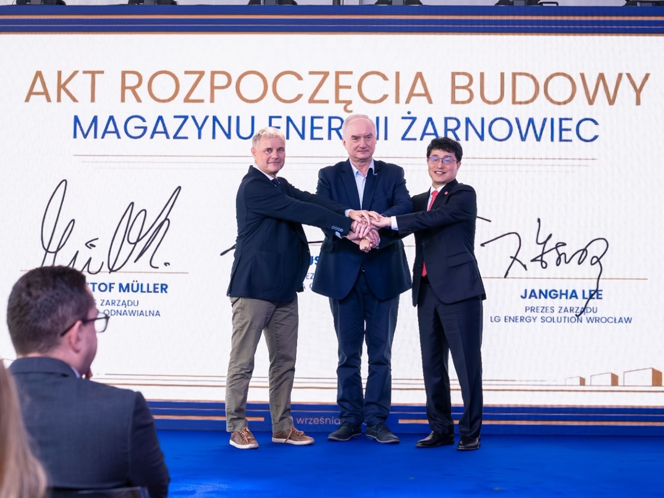 (From Left to Right) Krzysztof Muller and Dariusz Marzec, board representatives of PGE, and Jangha Lee, President of LG Energy Solution Wroclaw
