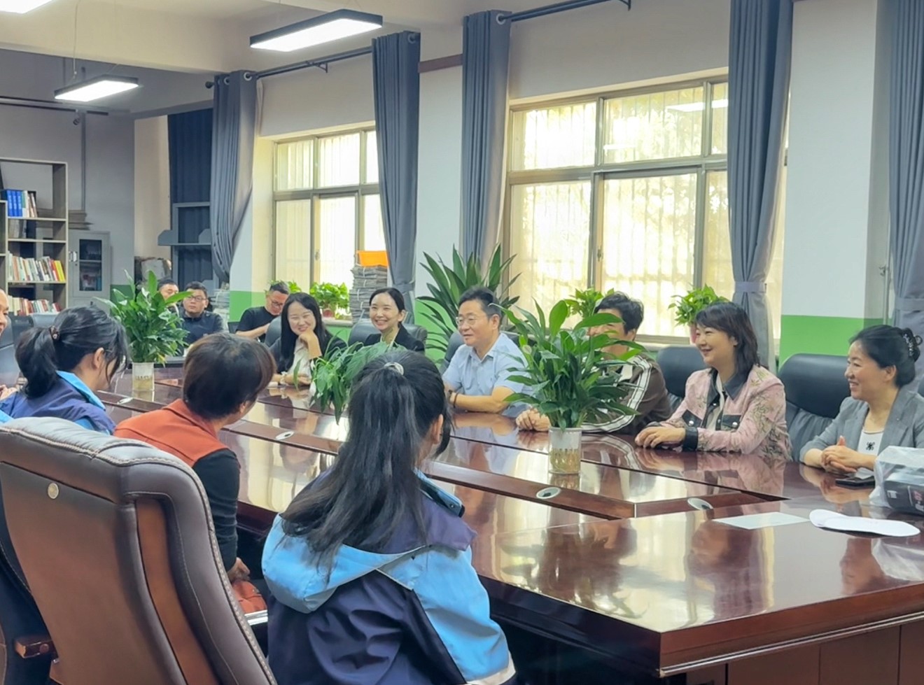 Suyong Jung (middle), China HR Department Leader at LG Energy Solution, discussing the “Powering Positive Impact with Every Cell” program with local partners