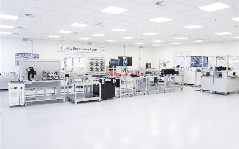 LG Energy Solution Wroclaw builds a quality-centered culture through safety training held in the Quality Experience Room, a dedicated space for employee education. The company guarantees the highest product standards through comprehensive tests conducted at its state-of-the-art Test & Validation Lab.