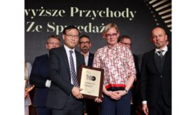 Yong Girl Lee (left), Director of the External Relations Department at LG Energy Solution Wroclaw, who represented the company