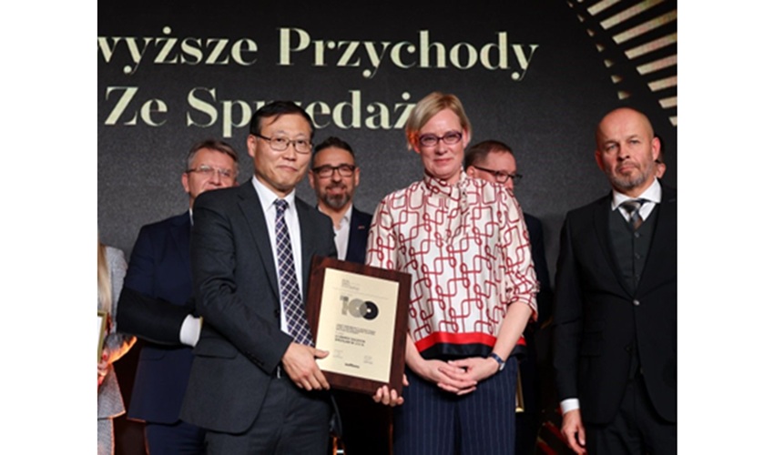 Yong Girl Lee (left), Director of the External Relations Department at LG Energy Solution Wroclaw, who represented the company