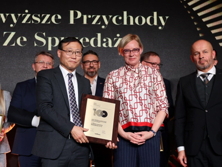 Yong Girl Lee (left), Director of the External Relations Department at LG Energy Solution Wroclaw, who represented the company 
at the Lower Silesian Golden Hundred ranking ceremony