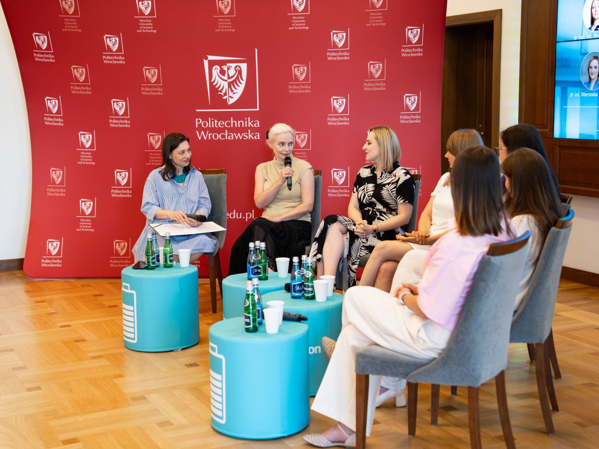 Dr. Magdalena Worsa-Kozak speaking during the “Empower Women
in Science & Innovation” panel discussion (Source: LG Energy Solution Wroclaw)